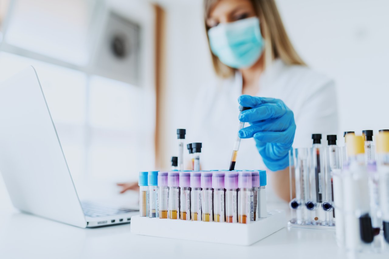 Reagenzgläser in einem Labor von L‘Oréal
